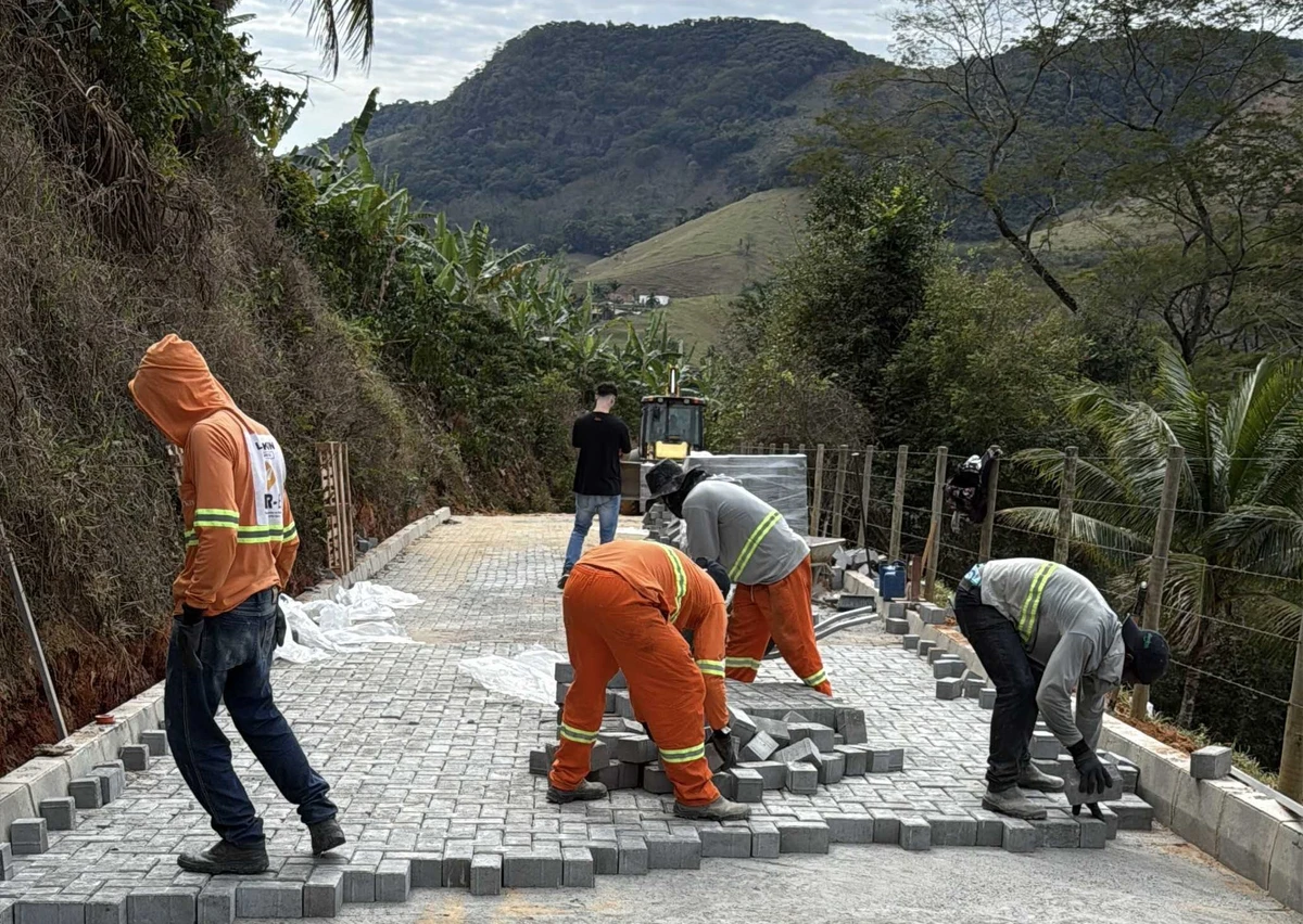 Operários instalam blocos de PVS na estrada que liga a vila de Cachoeira Alta à rampa de voo livre, em Alfredo Chaves