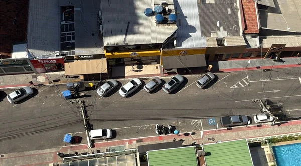 Postes caem e semáforos ficam pendurados em Vila Velha