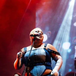 Ada Koffi emocionou o público ao trazer para o palco canções que celebram a natureza e a espiritualidade