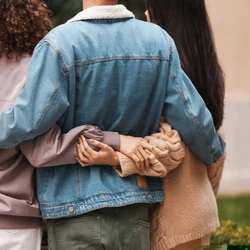 Elas dividiram o companheiro até 2023, quando o homem faleceu. Desde então, as mulheres travaram disputa judicial com o INSS para conseguir partilhar a pensão do parceiro