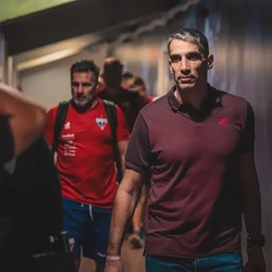 Treinador argentino assinou contrato válido até o final de 2026 com o clube do litoral paulista