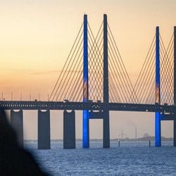 A ponte de Öresund, que liga a Dinamarca e a Suécia, está comemorando 25 anos. Apesar de seu enorme impacto nos negócios da região, os desafios permanecem.