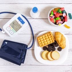 Cardiologista explica como certas escolhas alimentares podem agravar a hipertensão