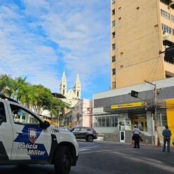 Objeto caiu no chão quando suspeita foi questionada sobre a joia por funcionárias da joalheria, na presença de seguranças do local; fato ocorreu na tarde de quinta-feira (21)