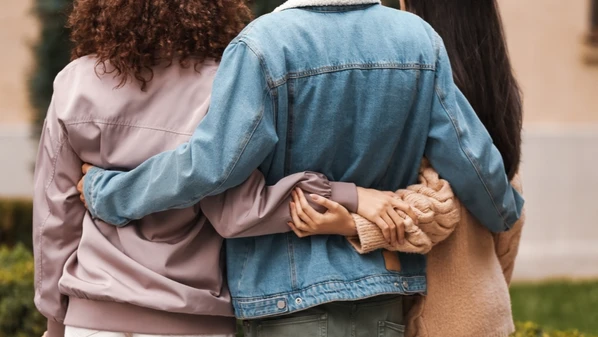 Elas dividiram o companheiro até 2023, quando o homem faleceu. Desde então, as mulheres travaram disputa judicial com o INSS para conseguir partilhar a pensão do parceiro