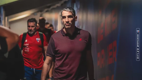 Treinador argentino assinou contrato válido até o final de 2026 com o clube do litoral paulista