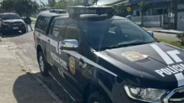 Ela persegue o padre há cerca de um ano, e conheceu o sacerdote após buscar ajuda espiritual; a identidade dela não foi revelada