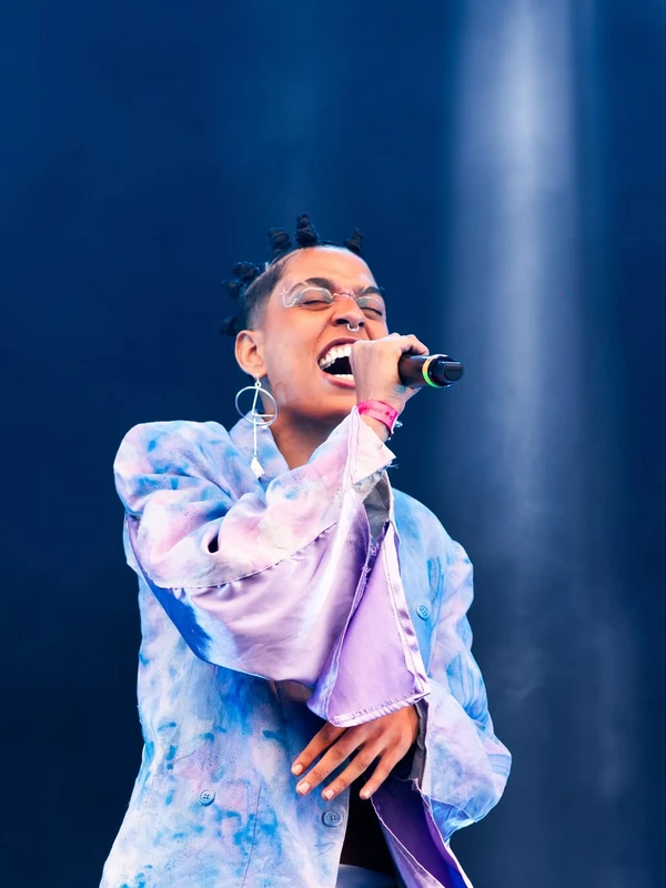 Artista que representa a não-binariedade, Branú encontrou a música de forma inusitada