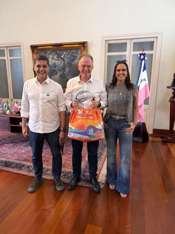 Diretora do Vital, Lilian Moussallem, entregou em mãos os abadás do governador Renato Casagrande e do vice governador Ricardo Ferraço. Vai começar o maior Carnaval fora de época do Sudeste, comemorando 40 anos do axé! 