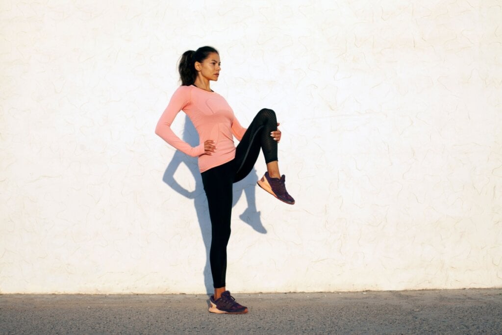 A mobilidade de quadril deve ser feita com uma das pernas elevadas e desenhando movimentos circulares no ar (Imagem: dkovalenko | Shutterstock)