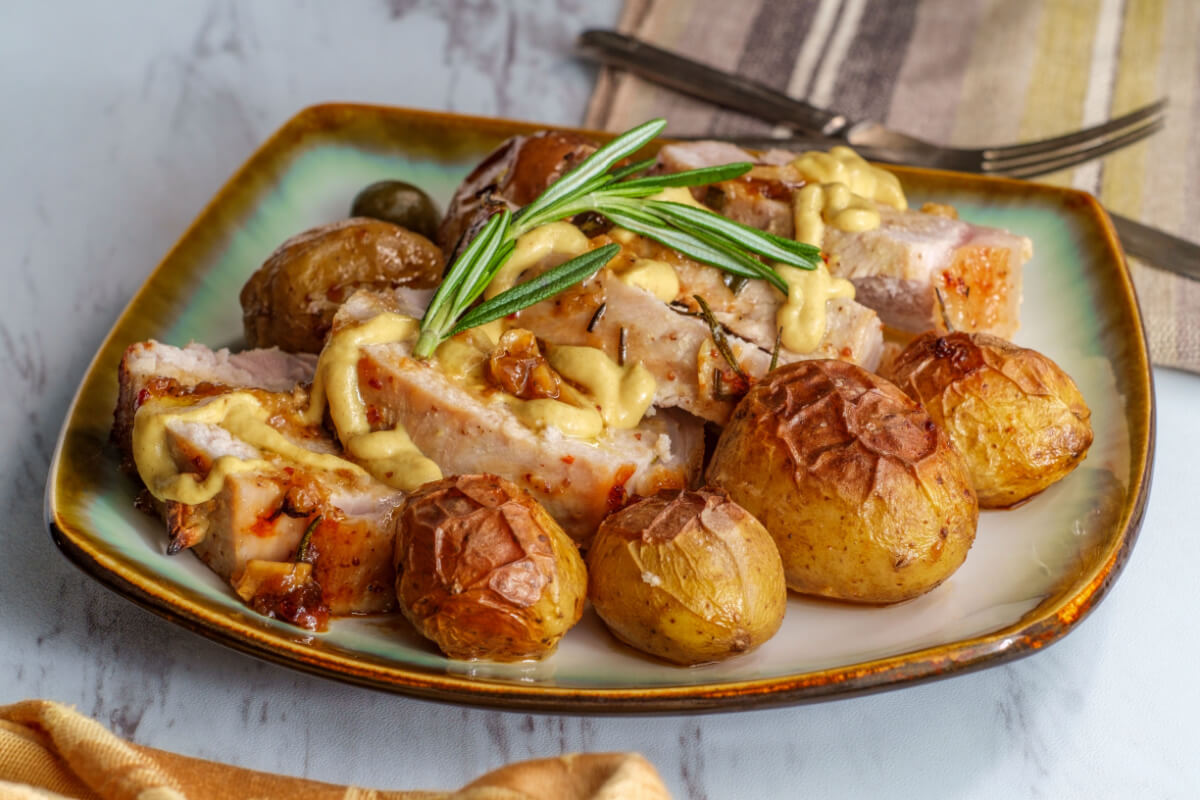 Filé mignon suíno com mostarda e mel (Imagem: Ezume Images | Shutterstock)