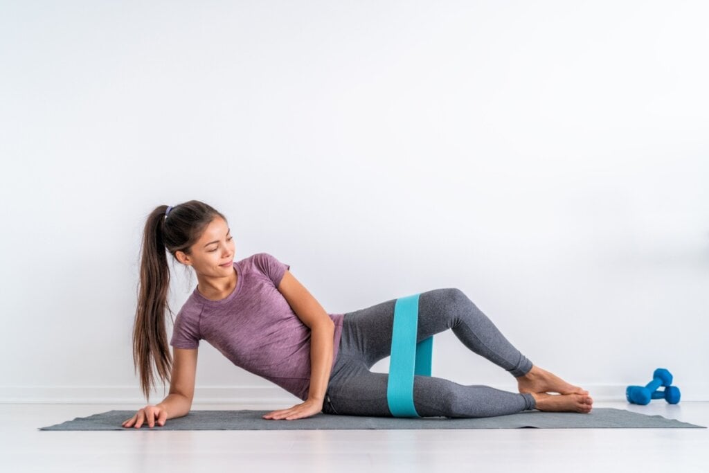 O fortalecimento de glúteo médio precisa ser feito sem girar o quadril (Imagem: Maridav | Shutterstock)