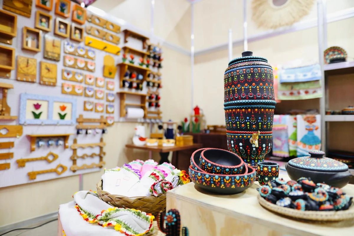 Filtros coloridos, outros utensílios e objetos de coração apresentados na ArteSanto