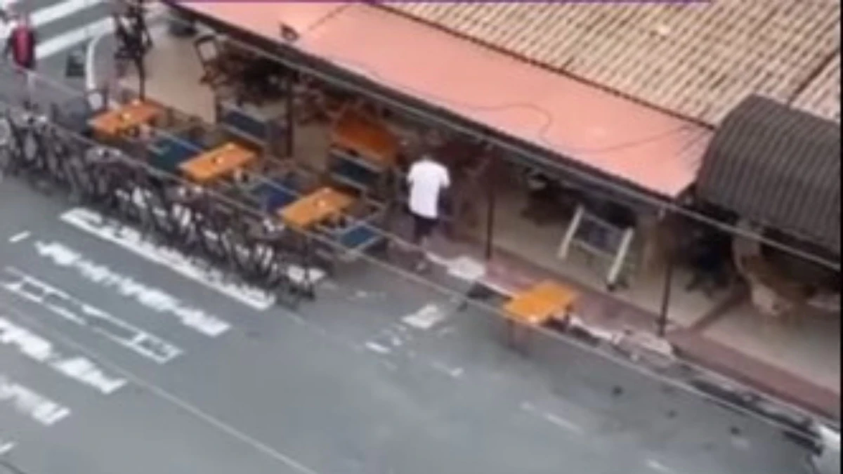 Imagem mostra cadeiras e mesas sendo colocadas na rua, em Vila Velha