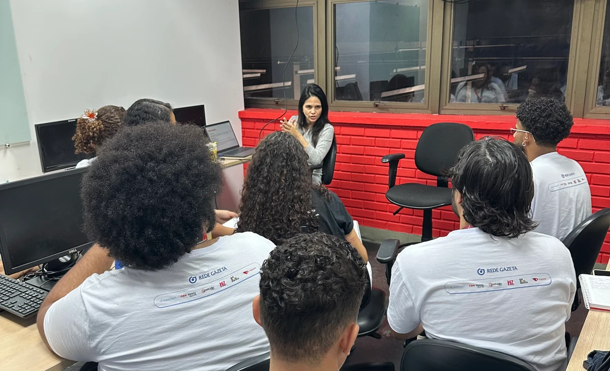 A jornalista Letícia Gonçalves dá aula a alunos do 28º Curso de Residência.