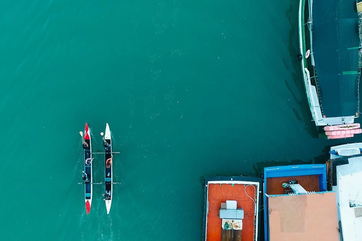 O passeio de canoa havaiana entre o mar e o rio piraquê-açu é uma ótima pedida