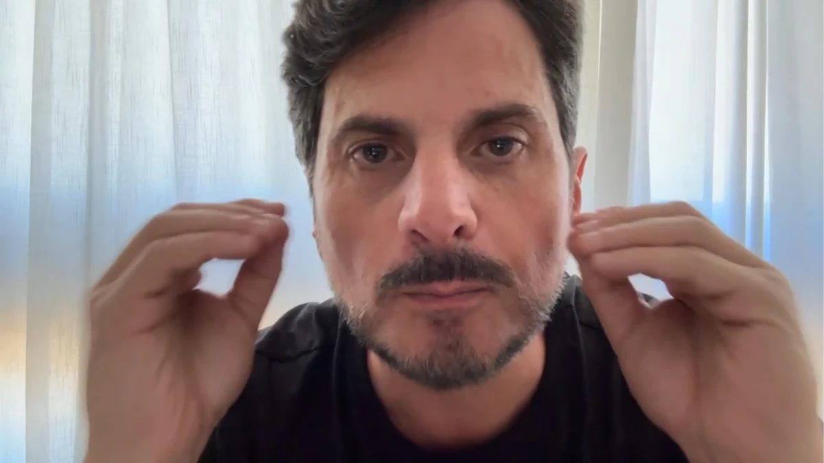 O senador Marcos do Val (Podemos-ES), durante live no YouTube, nesta sexta-feira (22)