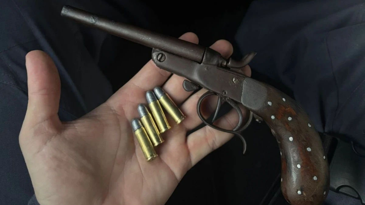 Os policiais encontraram uma arma de fogo com numeração raspada em posse do suspeito