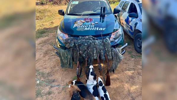 Quatro armas, mais de 60 munições, fações, redes e lanternas foram encontrados com os suspeitos na localidade de Sumidouro, na zona rural da cidade do Sul capixaba