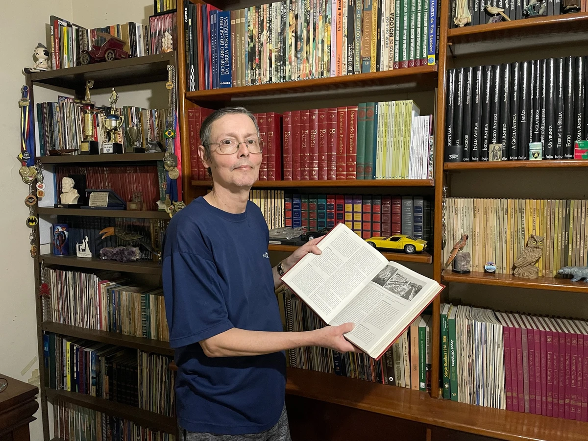 Jornalista Roberto Rodrigues mostra um volume da sua enciclopédia Barsa.