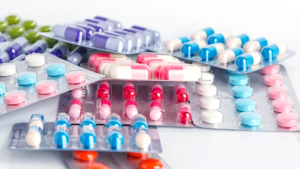 Quando antibióticos deixam de funcionar, não é o futuro que está em risco — é o presente; a resistência antimicrobiana exige do Brasil ação imediata, coordenação entre setores e coragem política para mudar hábitos e salvar vidas