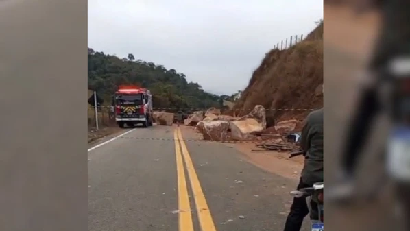 Acidente ocorreu na ES 484, que ficou totalmente interditada da madrugada até por volta de 12h desta segunda-feira (25); vítima morreu presa às ferragens, na cabine do veículo