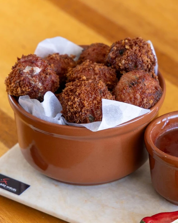 bolinho-de-pernil-emporio-sao-miguel