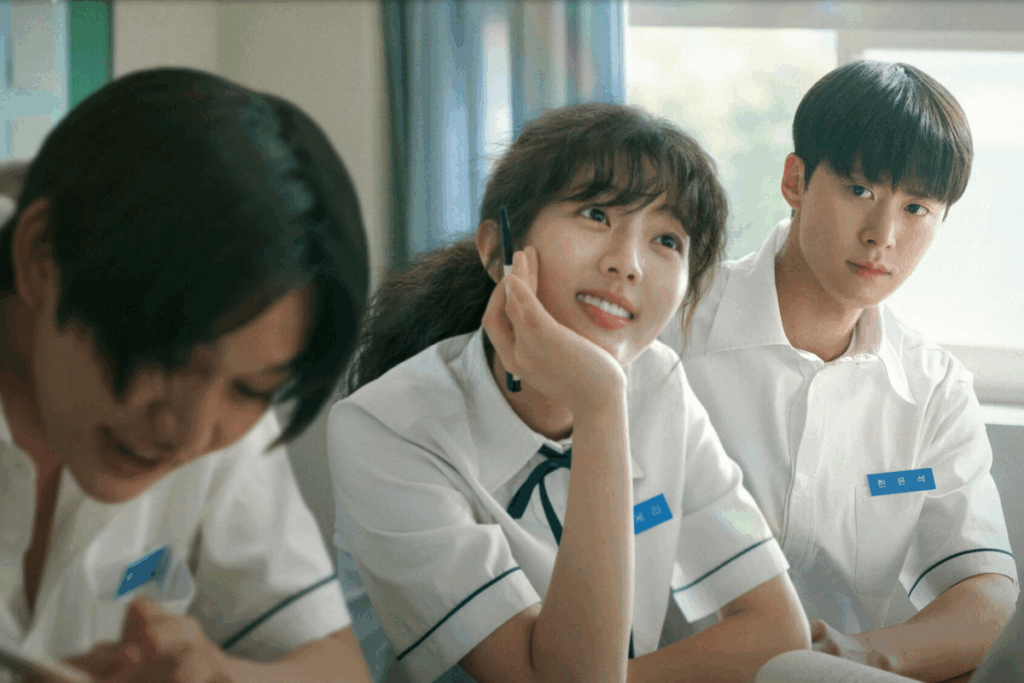 “Amor Enrolado” acompanha uma jovem que descobre o amor ao aceitar seus cabelos naturais (Imagem: Reprodução digital | Netflix)