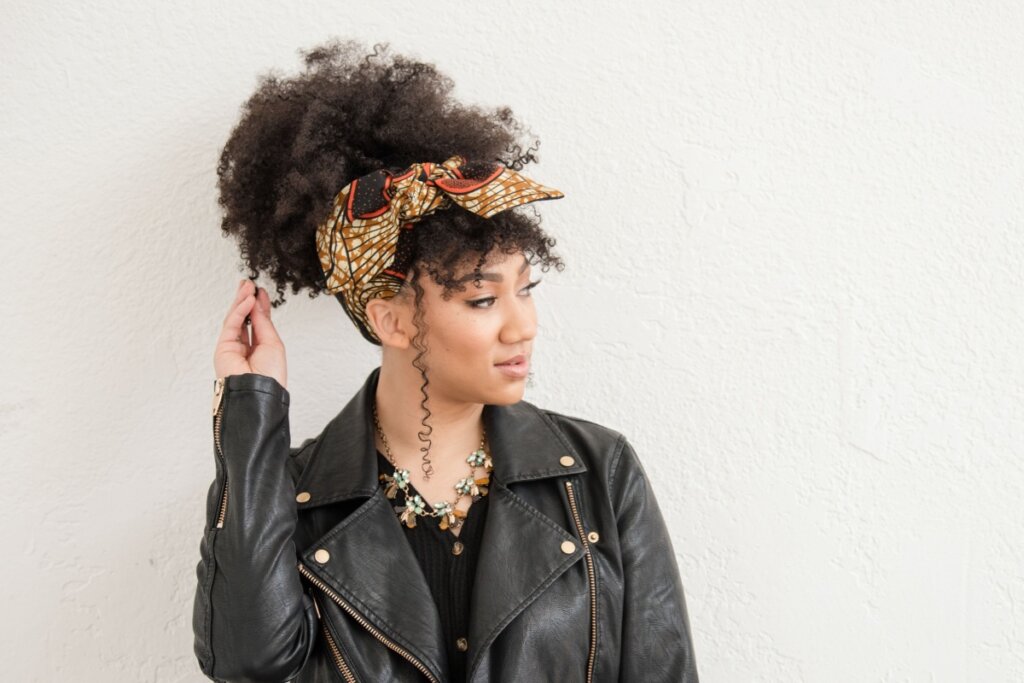 O lenço complementa o penteado puff (Imagem: Cavan-Images | Shutterstock)