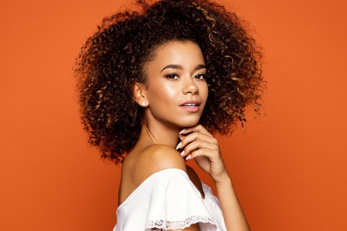 Os cabelos crespos e cacheados  valorizam a diversidade (Imagem: kiuikson | Shutterstock) 