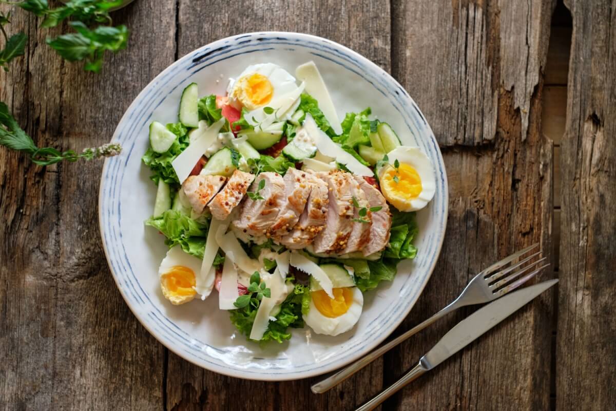 Salada com frango, ovo e molho de iogurte (Imagem: Lyutik_Ryutik | Shutterstock)