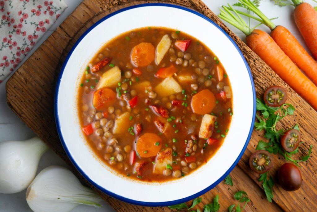 Sopa de lentilha com legumes (Imagem: Lecker Studio | Shutterstock)