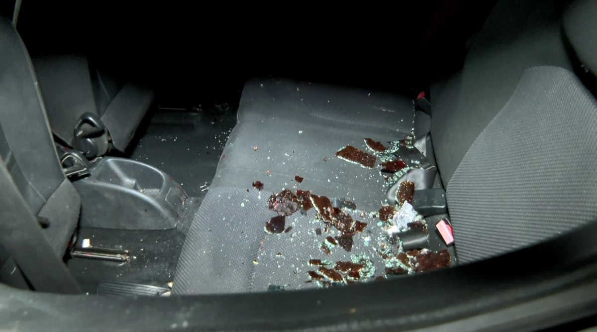 Interior do carro onde criança de 6 anos foi atingida