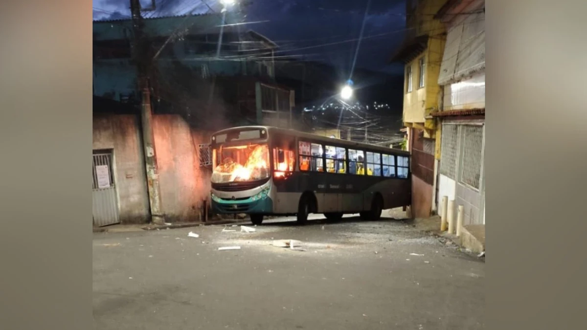 Ônibus é incendiado no bairro Da Penha, em Vitória