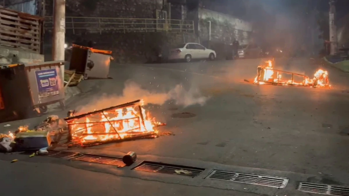 Pedaços de madeira são incendiados no bairro Bonfim, em Vitória