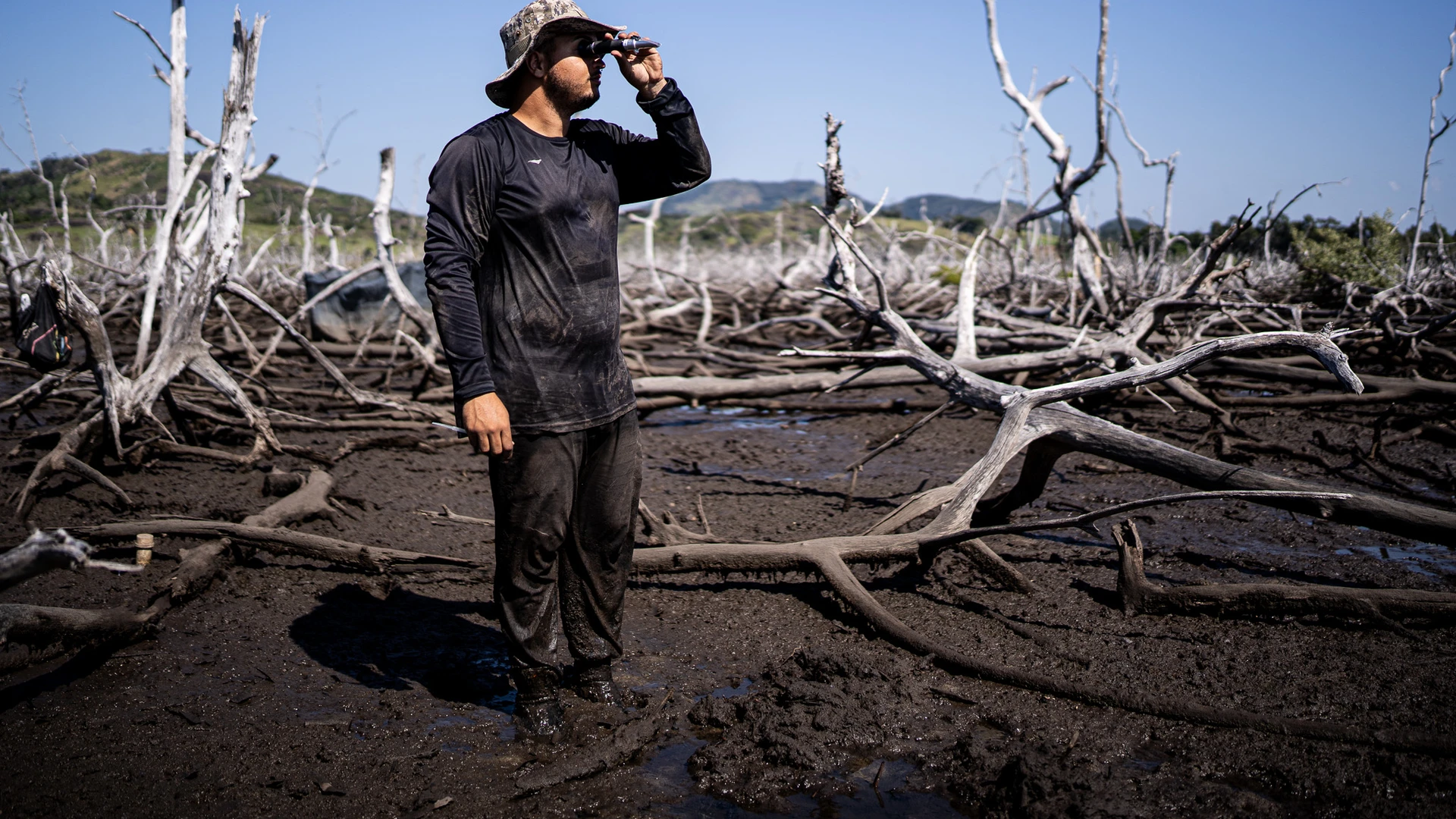 O pesquisador Maykol Hoffman analisa a salinidade da água com um refratômetro