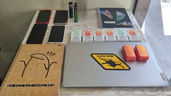 Um adolescente de 16 anos também foi apreendido por trabalhar como atendente do comércio; Produtos eram entregues por motoboys