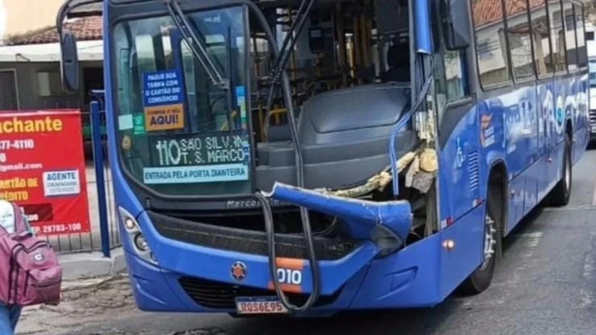 A frente do ônibus ficou destruída com o impacto da batida.