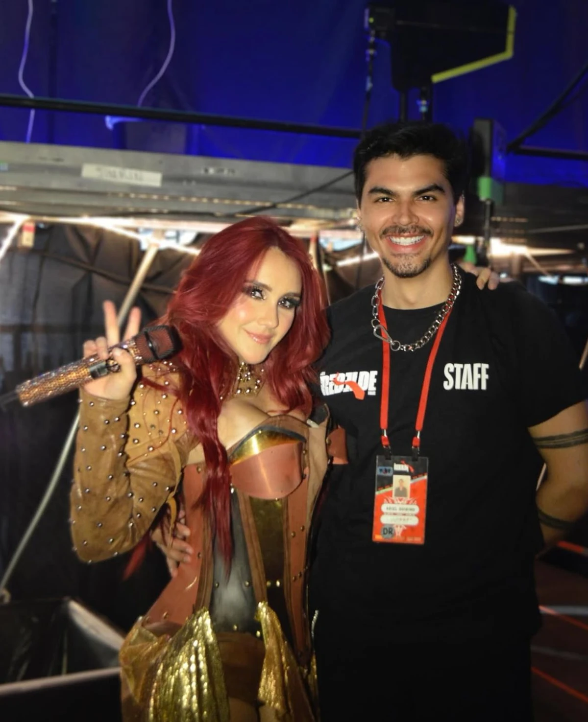 Ariel Quirino e a cantora Dulce María 