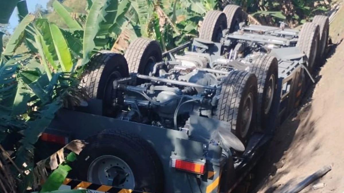 Carreta tomba na BR 101