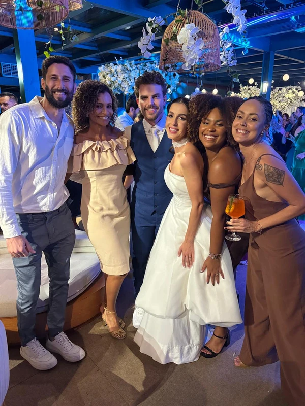 Diego Araujo, Dani Carla, os noivos Naiara Arpini e Willian Marchesi, Bethânia Miranda e Elis Carvalho