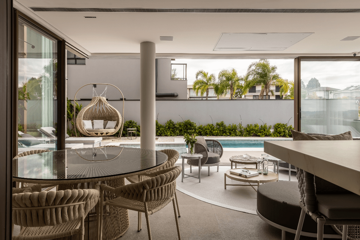 O forro contribui para a valorização do ambiente (Projeto: Meneghisso & Pasquotto Arquitetura | Imagem: JP Image) 