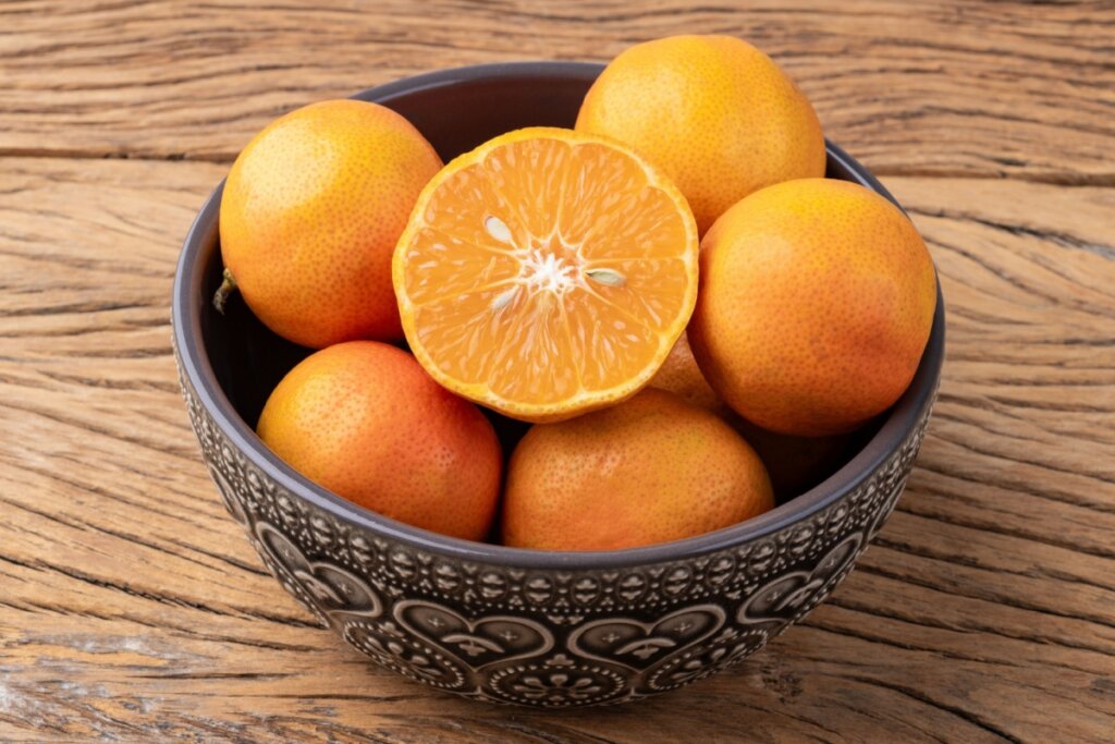 O limão-cravo é ideal para temperar carnes, aves e frutos do mar (Imagem: Odu Mazza | Shutterstock)