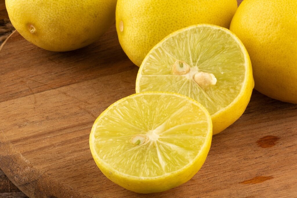 O limão-galego pode ser usado no preparo de sucos e para temperar peixes (Imagem: RoYam | Shutterstock)