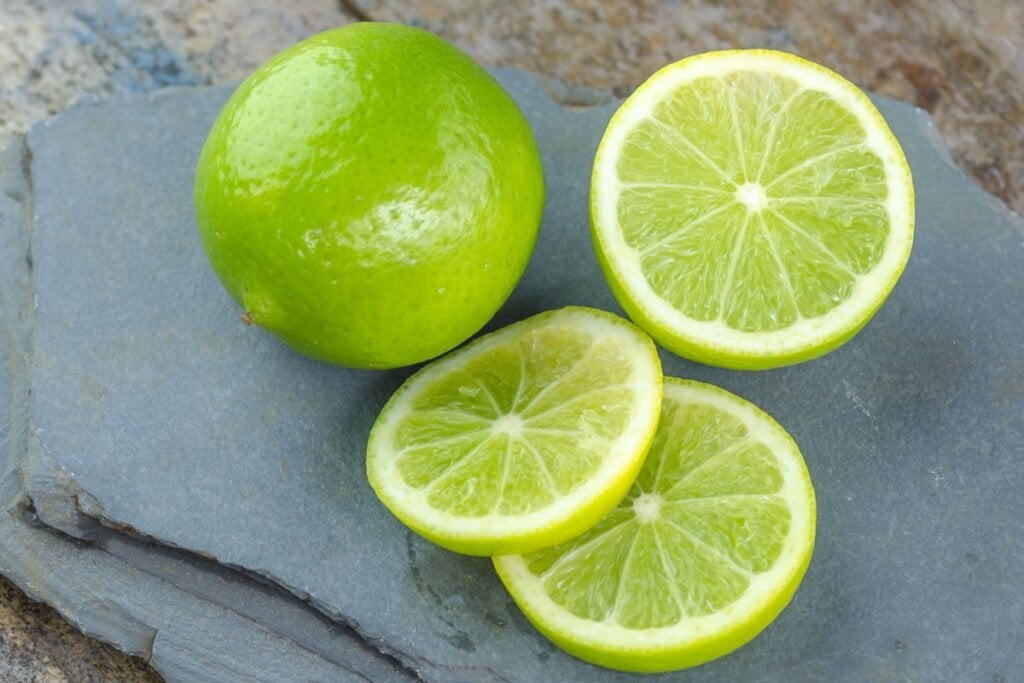 O limão-taiti pode ser usado tanto para temperar carnes quanto para preparar sucos e caipirinhas (Imagem: robert napiorkowski | Shutterstock)