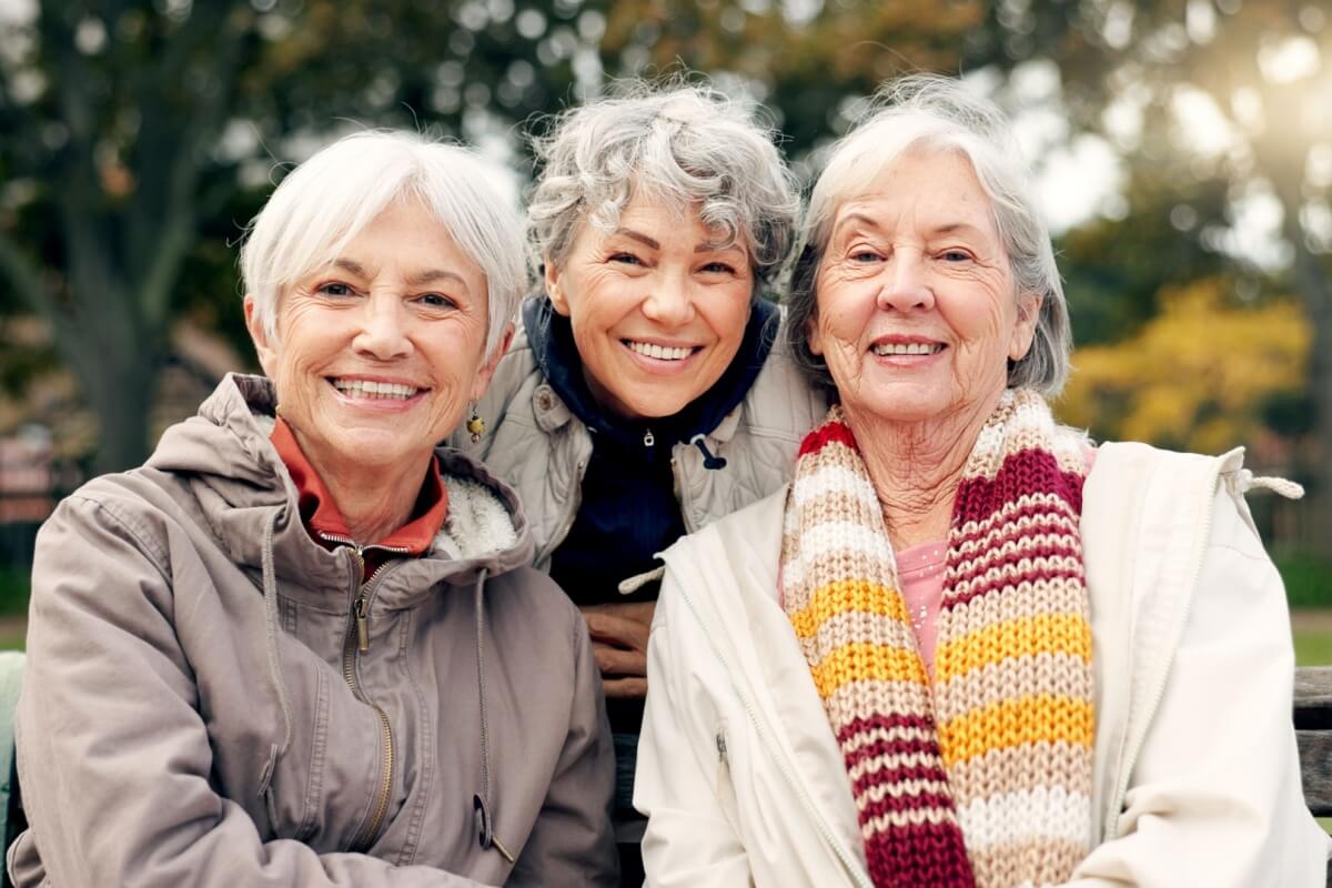 Os amigos são essenciais para a saúde mental dos idosos (Imagem: PeopleImages.com - Yuri A | Shutterstock)