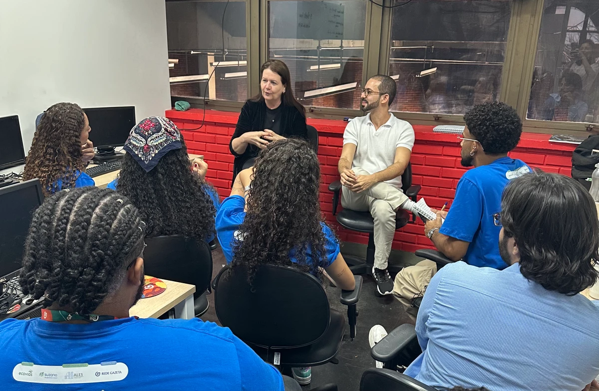 Fernanda Queiroz e Adalberto Cordeiro, da CBN Vitória, falam aos alunos do 28º Curso de Residência em Jornalismo.