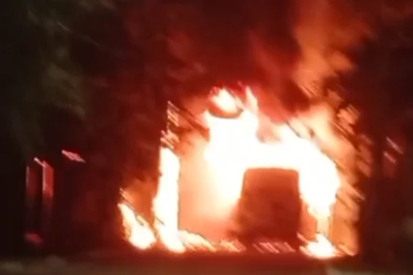 Ônibus incendiado em Roda D'Água, em Cariacica, no final da noite de segunda-feira (25)