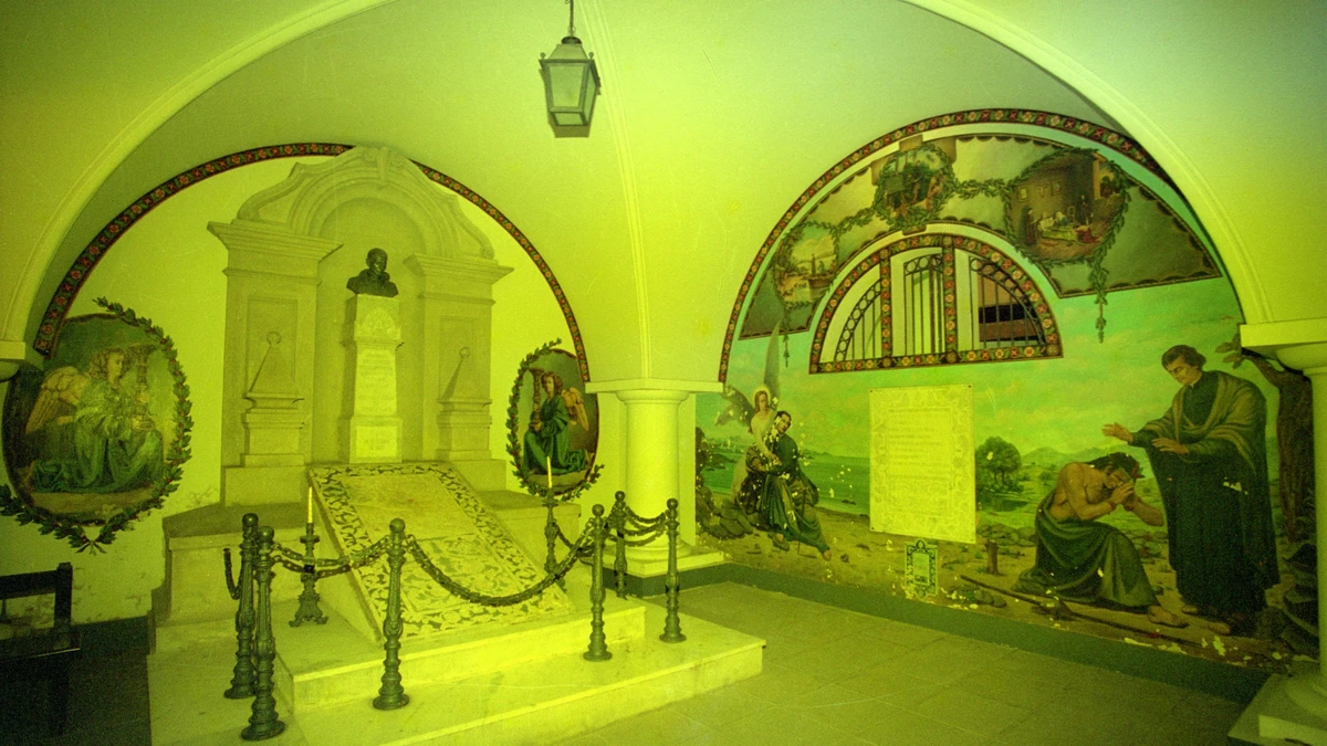 Túmulo simbólico de José de Anchieta ainda segue no local