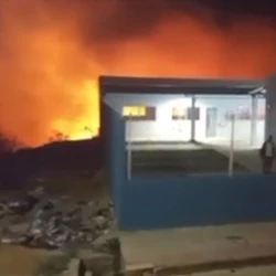 Fogo durou mais de quatro horas, chegou perto da unidade escolar e de postes de energia, mas foi contido sem deixar feridos